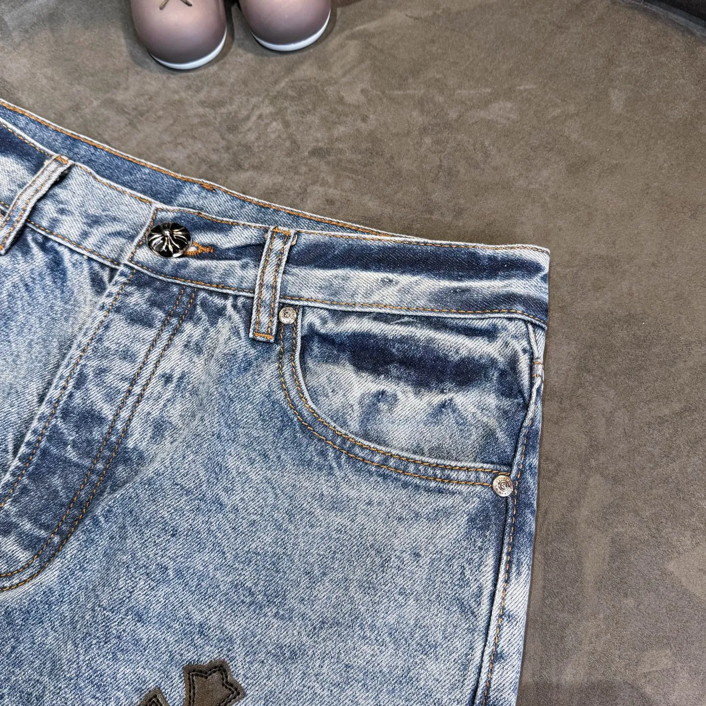 P270 Chrome Hearts CH Cross embroidered distressed jeans Top ceiling quality 100% version correct version is coming!  Believe me this must be the best quality you will ever come across! ! Excellent value for money! !  Styles with different washes and textures are very friendly to people with thin legs and thick legs. The straight version is very flattering to the shape of the legs. The moderate length is timeless and easy to match. It is the basis of various styles and a must-have in the wardrobe! ! Add a little stacking to easily control this year's popular clean fit fabric. The fabric is stiff but the upper body is soft without losing texture. The sides and cuffs of some styles have a bone-wash effect. It's really hard not to love it! The outfit effect is immediate! ✅Correctly customize the Croxin metal leather label on the back panel. It is not sold directly with the cross on the finished jeans. 1:1 copying strives for excellence and the details are perfectly grasped. ✅The cross leather label is clear and smooth. Exquisite turning top craftsmanship. ✅Buttons, zippers and hardware are all customized versions of the Croxin LOGO. ✅High-cost washing process. Size: 28 30 32 34 36 (5 sizes)